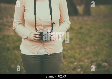 Frau mit einer Retro-Kamera Stockfoto