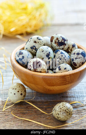 Motley Wachteleier in eine hölzerne Schüssel. Stockfoto