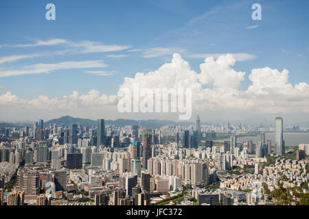 Stadtlandschaft; Wolkenkratzer, Büro-und Wohnung, Nanshan und Futian District, Shenzhen, Provinz Guangdong, Volksrepublik China; Stockfoto