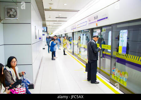 Der U-Bahnhof Shanghai, China Stockfoto