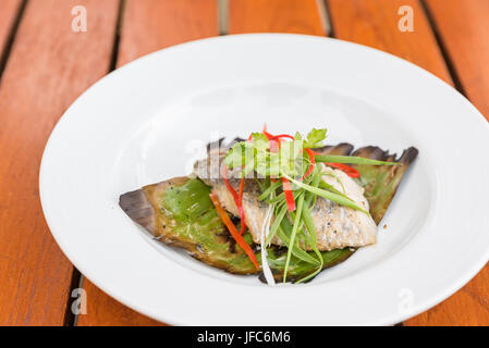 Den gegrillten Wolfsbarsch Stockfoto