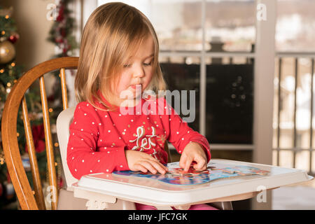 Junge Mädchen Kleinkind eine Stichsäge Stockfoto