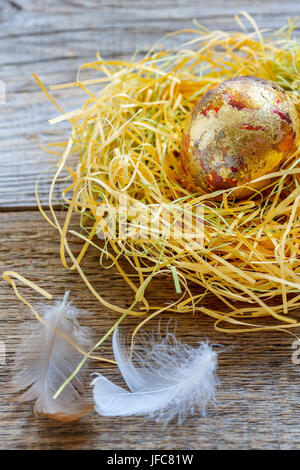 Goldene Ei im Nest. Stockfoto