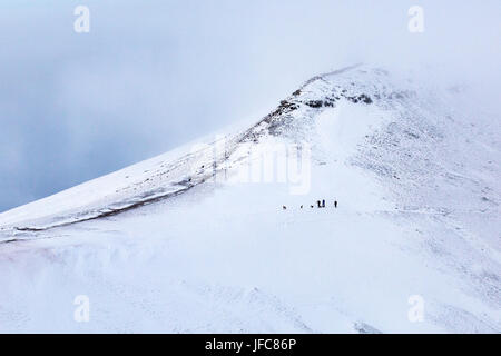 Pen Y Fan Schneelandschaft mit gefährlichen Kletterbedingungen Stockfoto