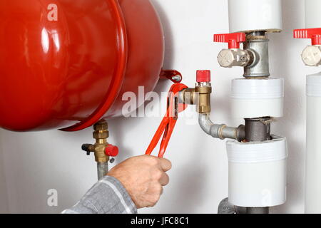 Arbeitnehmer ist der Einbau einer Leitung Stockfoto