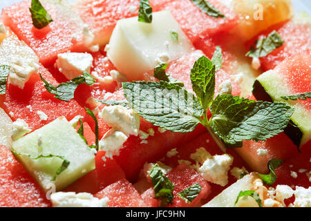 Wassermelone-Scheiben mit Hüttenkäse Stockfoto