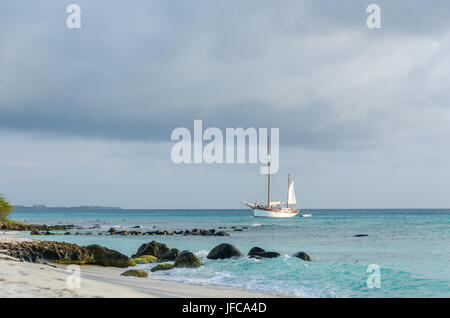 Bild zeigt ein großes Segelboot auf das Meer Stockfoto