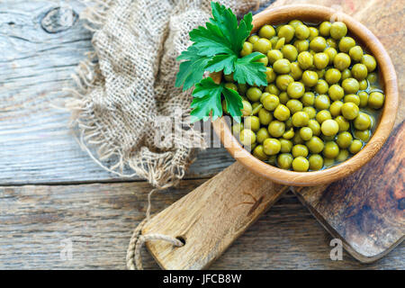 Grüne Erbsen in Dosen. Stockfoto