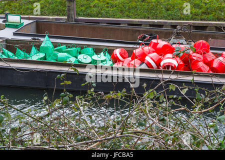 Rote und grüne Bojen auf einem Schiff Stockfoto