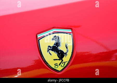 Roter Ferrari Pferd Logo. Stockfoto