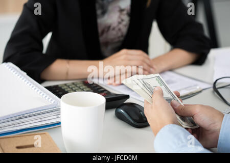 Mann mit Charge von hundert-Dollar-Scheine. Hände in der Nähe. Bestechlichkeit, Bestechung, Korruption-Konzept Stockfoto