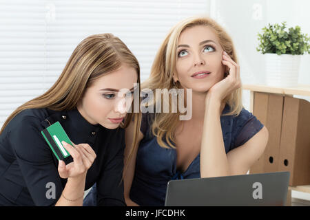 Zwei Frauen online-shopping. Freunde, Zeit miteinander zu verbringen. Mädchen mit Kreditkarte bereit, etwas zu kaufen. E-Commerce Consept. Stockfoto