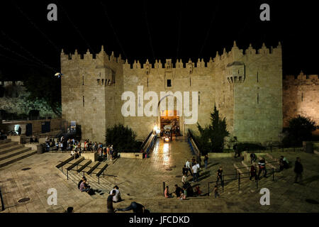 Ansicht bei Nacht von Nablus oder Tor Bab al-Amud auch Damaskus Tor am nördlichen Rand des Osmanischen Mauern der Altstadt von Jerusalem Israel Stockfoto