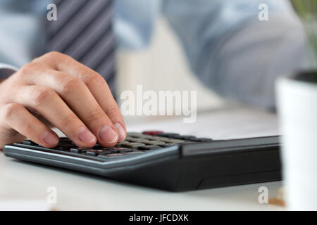 Nahaufnahme des männlichen Buchhalter oder Banker Berechnung oder Überprüfung Gleichgewicht. Buchhalter oder finanzielle Inspektor Finanzbericht machen. Persönliche Finanzen, Perso Stockfoto