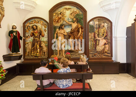 El Rocio, Spanien – 2. Juni 2017: Pilger in der Einsiedelei von El Rocio während die Romeria 2017. Provinz Huelva, Andalusien, Spanien Stockfoto