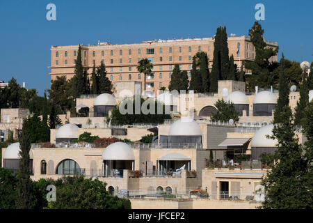 Blick auf das 6-stöckige luxuriöse King David Hotel und den Luxus Wohnprojekt namens David's Village oder Kfar David in den 80ern mit Neo-Oriental Funktion, Mamilla Nachbarschaft, mit Blick auf die Altstadt von Jerusalem Israel Stockfoto