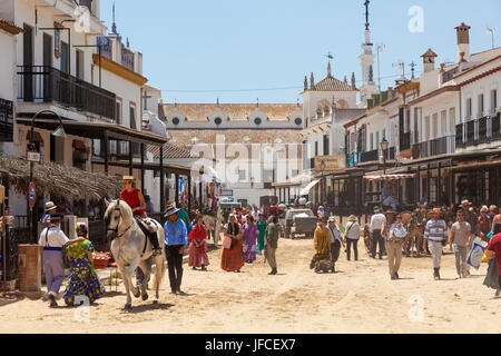 El Rocio, Spanien – 2. Juni 2017: Straße Landschaft in der Stadt El Rocio während der Wallfahrt Romeria 2017. Provinz Huelva, Andalusien, Spanien Stockfoto