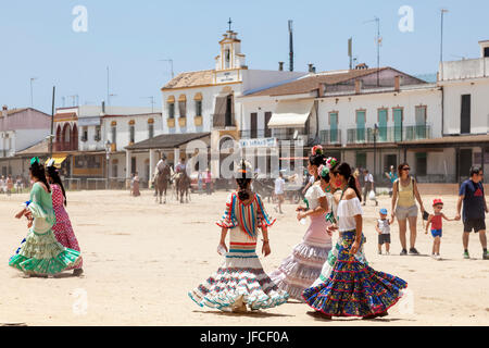 El Rocio, Spanien - 2. Juni 2017: Weibliche Pilger im traditionellen Flamenco Kleider in El Rocio während der Wallfahrt Romeria 2017. Provinz Huelva, eine Stockfoto