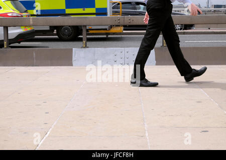 Pendler Büroangestellter entlang Bürgersteig neben anti-terroristischen konkrete Hindernisse über London Bridge und Krankenwagen UK KATHY DE WITT Stockfoto