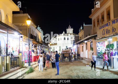 El Rocio, Spanien - 1. Juni 2017: Straße Landschaft in El Rocio in der Nacht während die Romeria 2017. Provinz Huelva, Andalusien, Spanien Stockfoto