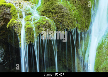 Detail der wunderschönen Wasserfall, der Bigar-Kaskade in Caras Severin, Rumänien Stockfoto