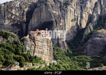 Malerische Aussicht auf das orthodoxe Kloster Rousanou (St. Barbara) auf eine monolithische Säule und es umgibt Felslandschaft in Meteora, Griechenland Stockfoto
