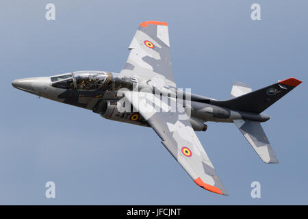 FLORENNES, Belgien - 15. Juni 2017: Belgische Luftwaffe Alpha Jet Trainer Jet Florennes Airbase durch überfliegen. Stockfoto