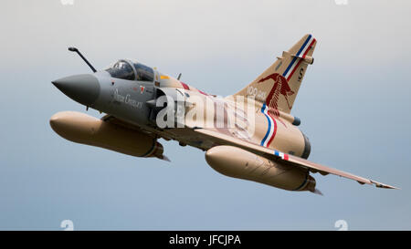 FLORENNES, Belgien - 15. Juni 2017: Special Florennes Airbase French Air Force Dassault Mirage 2000 Kampfjet-Vorbeiflug übermalt Stockfoto