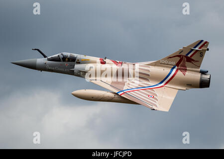 FLORENNES, Belgien - 15. Juni 2017: Special Florennes Airbase French Air Force Dassault Mirage 2000 Kampfjet-Vorbeiflug übermalt Stockfoto