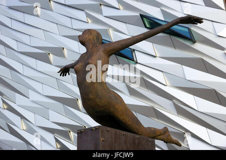 BELFAST, Nordirland - 9. Februar 2014: Skulptur in Fron des Denkmals Titanic Besucher. Stockfoto