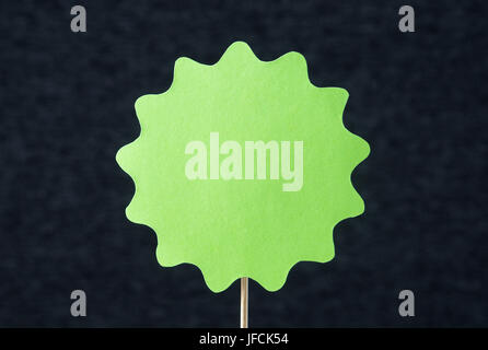 Großen grüner geformter Kreis schneiden Sie aus Pappe auf einem Holzstab. Vorlage für Runde Papier Abzeichen, Etikett, Schild, Pest, Banner oder Designelement. Stockfoto
