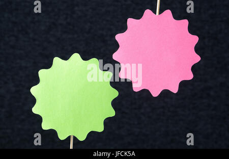 Zwei geformte Kreise auf einem Holzstab aus Pappe geschnitten. Preis, Förderung oder spezielles Angebot unterzeichnet. Vorlage für Runde Papier Abzeichen, Label, Pest. Stockfoto