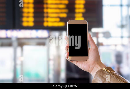 Smartphone mit leeren Bildschirm in Bus, Bahn, u-Bahn, u-Bahn oder u-Bahn Bahnhof oder Flughafen. Allgemeine öffentliche Verkehrsmittel terminal. Stockfoto