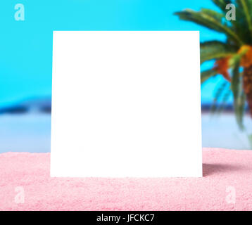 Frühling Sommer oder Angebot Verkauf Vorlagenhintergrund. Weiße leere quadratische Karte mit Freiexemplar Speicherplatz auf einem Handtuch am Strand mit Ozean Paradies. Stockfoto