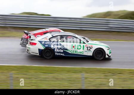 ZANDVOORT, Niederlande - 15 Juli: Van Oranje (12) in einem BMW M3 GT4 und Sandor van Es (24) in einem Nissan 370Z im Wettbewerb bei der HDI-Gerling niederländischen Stockfoto