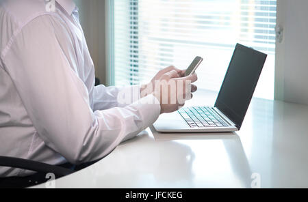Geschäftsmann, tippen und schreiben mit Smartphone im Büro, Zuhause oder Arbeitskollegen. Mann-SMS oder e-Mail mit Handy reagiert. Spät zu übernachten Stockfoto
