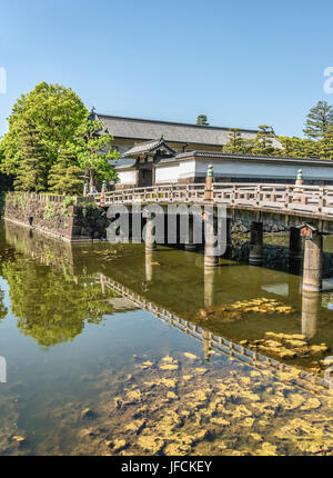 Brücke am Hirakawamon Eingang zu den Ostgärten des Kaiserpalastes, Tokyo, Japan Stockfoto