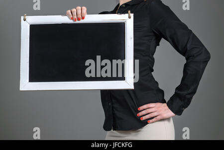 Energiegeladen und sportlich junges Mädchen Tafel mit einer Hand halten. Business-Frau oder die Kellnerin in einem Restaurant mit schwarzem Kragen Hemd. Stockfoto