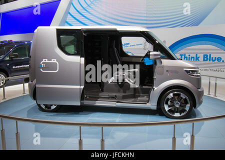 HANNOVER, Deutschland - SEP 25: VW eT! Elektro-Transporter Konzept Van auf der Internationalen Automobilausstellung für Nutzfahrzeuge am 25. September 2012 in H Stockfoto