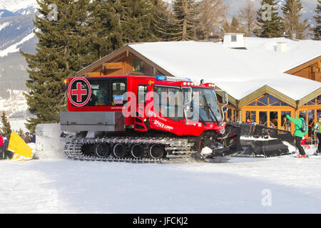 FLACHAU, Österreich - DEC 29: Pistenfahrzeug auf der Skipiste in Flachau, Österreich am 29. Dezember 2012 der Ski Resort Stadt. Diese Pisten sind Teil des Skis Stockfoto