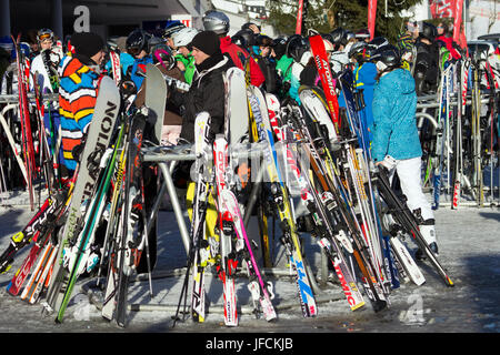 FLACHAU, Österreich - DEC 29: Die Leute an die Pisten in Ski Resort Stadt von Flachau, Österreich am 29. Dezember 2012. Diese Pisten sind Bestandteil der Ski-Armad Stockfoto