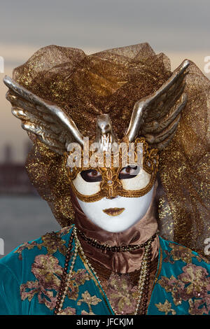 Venedig - Februar 5: Kostümierte Teilnehmer auf der Piazza San Marco in Venedig Karneval am 5. Februar 2013 in Venedig, Italien. In diesem Jahr den Karneval Stockfoto