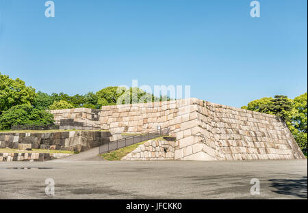 Tenshudai (Donjon-Basis), die Überreste des Hauptturms des ehemaligen Edo-Schlosses in der Mitte des Ostgartens des Kaiserpalastes, Tokio, Japan Stockfoto