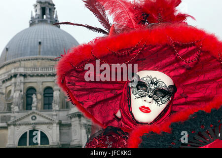 Venedig - Februar 6: Kostümierte Frau vor der Basilika di Santa Maria della Salute während Karneval in Venedig am 6. Februar 2013 in Venedig, Italien. Stockfoto