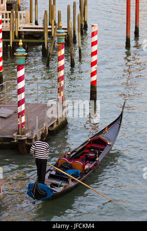 Italien, Venedig - 7 FEB: Gondoliere in einer Gondel über den Canale Grande auf 7. Februar 2013 in Venedig. Gondeln sind eine wichtige touristische Transportmittel in V Stockfoto