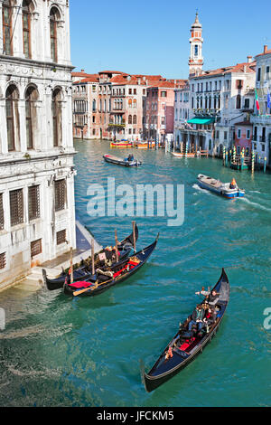 Italien, Venedig - 8 FEB: Gondeln auf dem Canale Grande von der Rialto-Brücke am 8. Februar 2013 in Venedig gesehen. Gondeln werden heute meist von Touri verwendet Stockfoto