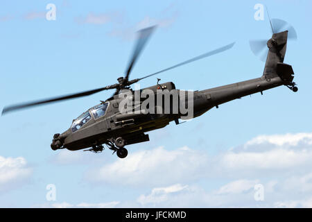 VOLKEL, Niederlande - 14 Juni: Niederländische Luftwaffe AH-64 Apache erklingt in den Royal niederländischen Luftwaffe Tagen 14. Juni 2013 in Volkel, Niederlande. Stockfoto