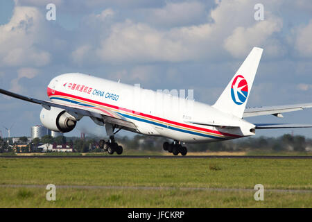 AMSTERDAM - AUG 8: China Cargo Airlines Boeing 777 abheben vom Flughafen Schiphol auf 8. August 2013, Amsterdam, Niederlande. China Cargo Airlines Stockfoto