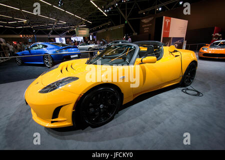 AMSTERDAM - 22. APRIL - Tesla Roadster Sport 2.5 auf dem Display während der AutoRAI Motorshow 22. April 2011 in Amsterdam, Niederlande. Stockfoto