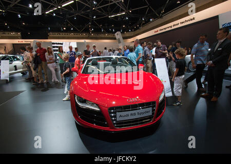 AMSTERDAM - 22. APRIL - Audi R8 Spyder auf dem Display während der AutoRAI Motorshow am 22. April 2011 in Amsterdam, Niederlande. Stockfoto